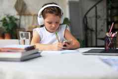 聪明的女孩耳机家庭作业在线类智能手机小孩子耳机研究互联网网络会议教训检疫