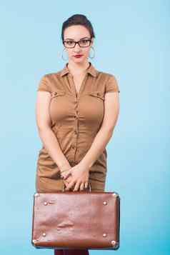 肖像兴奋年轻的女人持有手提箱孤立的蓝色的背景旅行假期假期概念