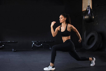 美丽的肌肉发达的适合女人锻炼建筑肌肉
