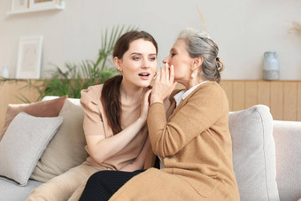 快乐成人女儿窃窃私语秘密中间妈妈。首页传播流言蜚语分享秘密美丽的女人听力好新闻成熟的妈妈受信任的关系