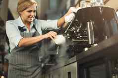 有经验的咖啡师使咖啡专业咖啡机