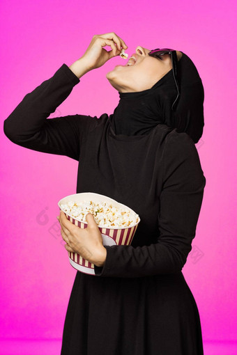 <strong>阿拉伯女人</strong>有吸引力的爆米花眼镜电影看工作室生活方式