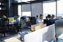 集团年轻的现代人正装现代技术工作有创意的办公室