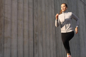 年轻的有吸引力的运动健身女人运行锻炼在户外日落日出城市