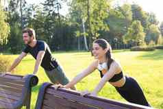 微笑体育爱的夫妇公园在户外使体育运动练习