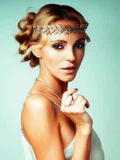 年轻的金发碧眼的女人穿着古老的希腊女神啊黄金珠宝关闭孤立的美丽的女孩手修剪整齐的红色的指甲