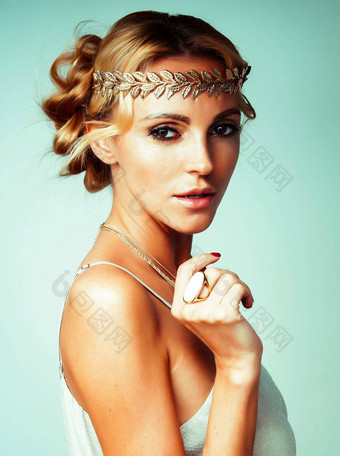 年轻的金发碧眼的女人穿着古老的希腊女神啊黄金珠宝关闭孤立的美丽的女孩手修剪整齐的红色的指甲