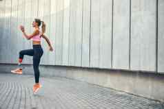 限制活跃的禁用女人腿假肢体育服装跳早....锻炼在户外禁用体育运动概念