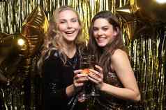年轻的女士们喝香槟图像女孩气球孤立的黄金背景