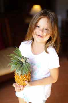 肖像女孩站生活房间保持菠萝