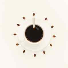 黑色的咖啡杯烤豆子形成时钟刻度盘孤立的