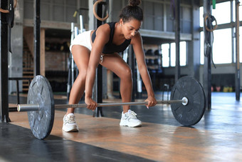 有吸引力的<strong>肌肉</strong>发达的适合女人锻炼建筑<strong>肌肉</strong>