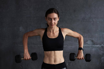 肌肉发达的适合女人锻炼建筑肌肉健身房