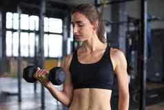 肌肉发达的适合女人锻炼建筑肌肉健身房