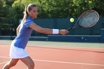专业装备女网球球员打硬网球球网拍