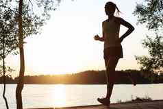 运动女慢跑者运行培训自然