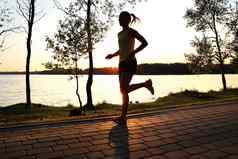 运动女慢跑者运行培训自然