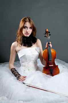 女孩白色衣服小提琴