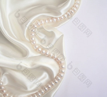 光滑的优雅的白色丝绸珍珠婚礼背景