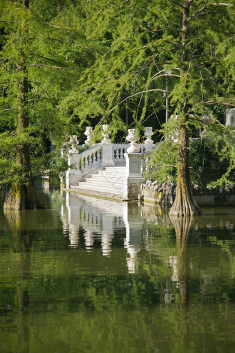 白色古董楼梯湖