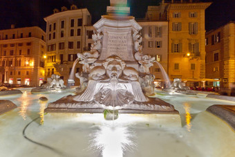 喷泉古老的罗马雕像