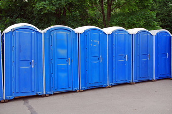 行蓝色的<strong>公共厕所</strong>莫斯科公园