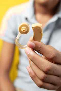 听力援助概念十几岁的男孩听力问题