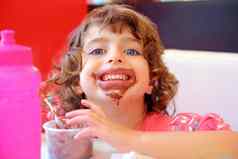 女孩吃巧克力冰奶油脏脸