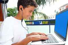 少年学生快乐男孩移动PC耳机