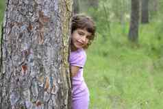 女孩隐藏公园树树干绿色户外
