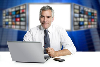 灰色的头发新闻屏幕主持人移动PC微笑