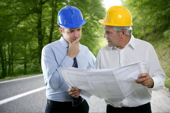 工程师架构师专业知识计划需要戴安全帽的森林路