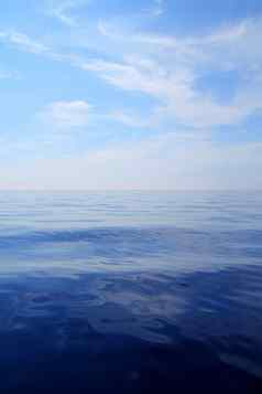 平静海蓝色的水海洋天空地平线风景