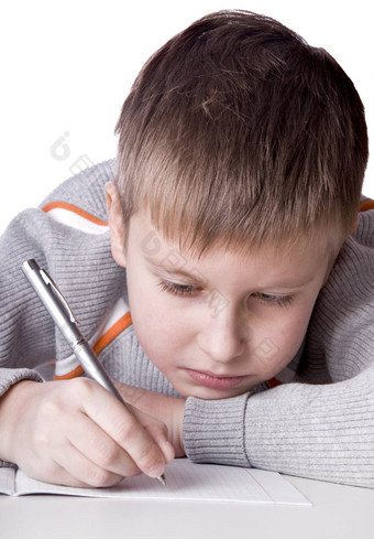 男孩画铅笔图片说谎
