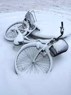 下降自行车覆盖雪