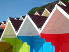 色彩斑斓的海边海滩小木屋