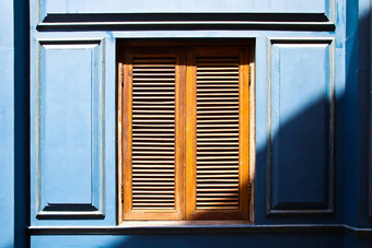 木窗口蓝色的墙