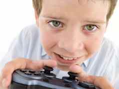 年轻的男孩电子游戏控制器微笑