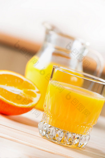 玻璃新鲜的橙色汁