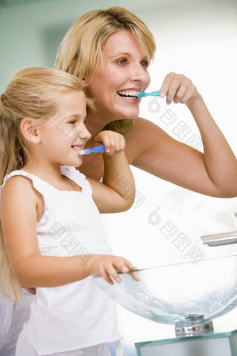 女人年轻的女孩浴室刷牙牙齿