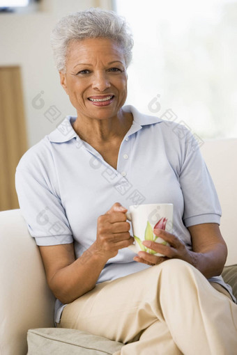 女人坐着生活房间咖啡微笑