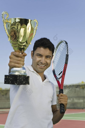 网球球员持有奖杯
