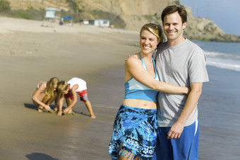 夫妇家庭享受海滩