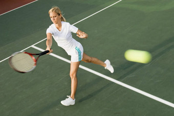 网球球员摆动球