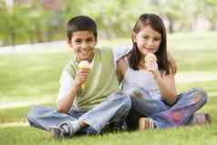 年轻的孩子们在户外公园冰奶油微笑