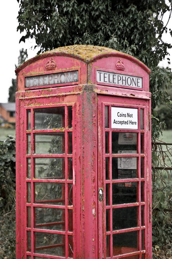 红色的英国电话盒子显示年龄<strong>模具</strong>生锈