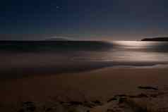 浪漫的月光奥塞森沙子海滩长曝光
