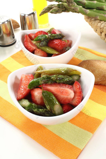 芦笋沙拉新鲜的草莓