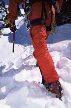 特写镜头年轻的男人。山攀爬雪峰