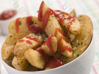 碗土豆楔形番茄番茄酱